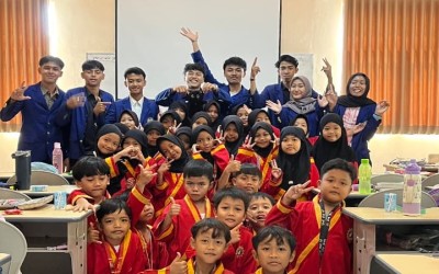 MAHASISWA PJKR FIKK UNY GELAR SOSIALISASI PENGOLAHAN SAMPAH DENGAN 3R (REDUCE, REUSE, RECYCLE) DI SD MUHAMMADIYAH PRAMBANAN DEMI MEWUJUDKAN SDGS 12